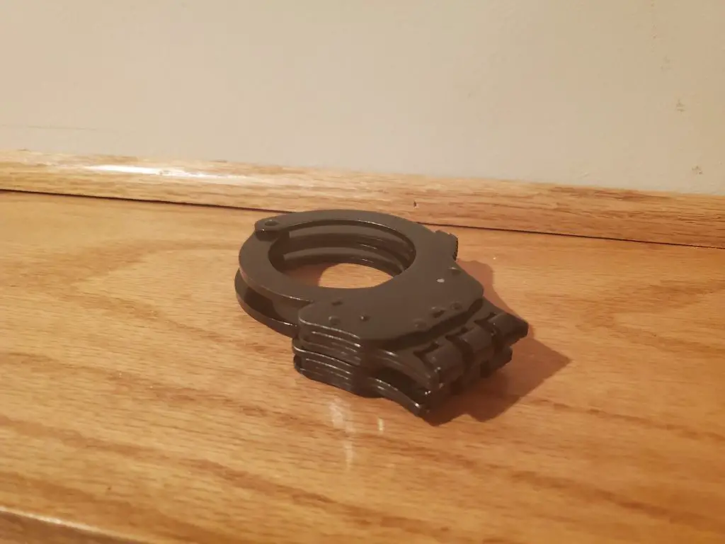 Vipertek Handcuffs Review, side picture https://www.vekhayn.com