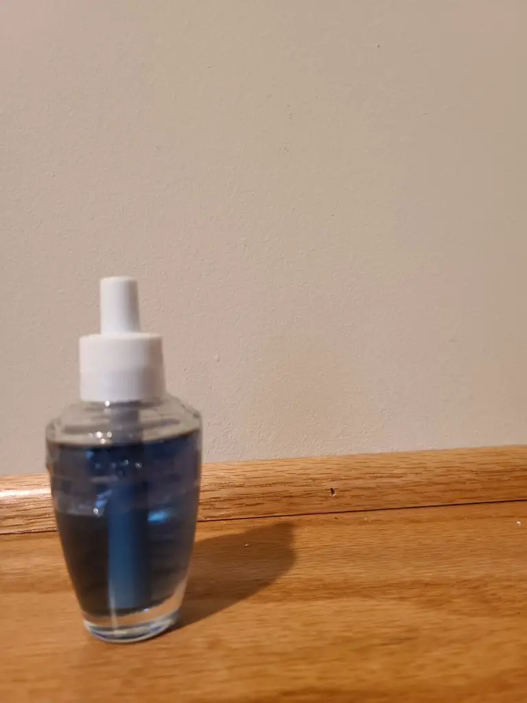 Bath and Body Works Wallflowers Review- Blue scent, fresh linen