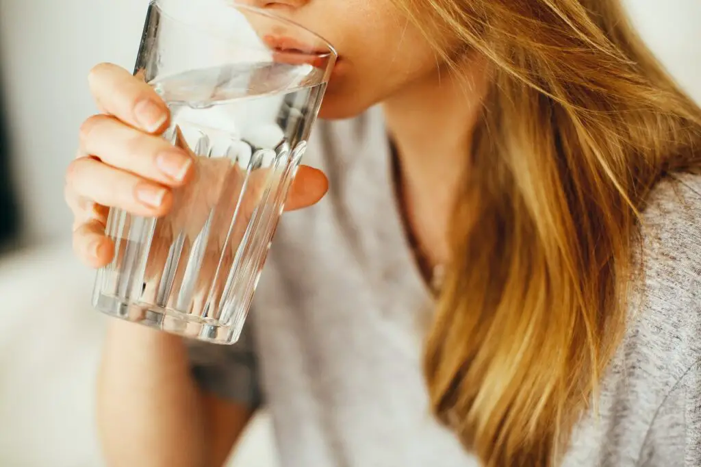 How Much Water Should I Drink to Gain Muscle? The simple answer? Just drink water to be hydrated, and avoid being dehydrated!